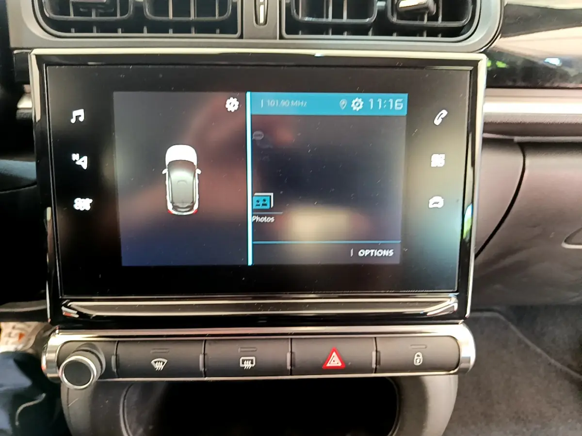 Écran tactile 7 pouces du tableau de bord de la Citroën C3 PureTech 82 vert, affichant les options de conduite.