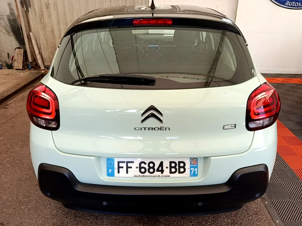 Vue arrière d'une Citroën C3 PureTech 82 vert clair avec toit noir et feux arrière LED distinctifs.