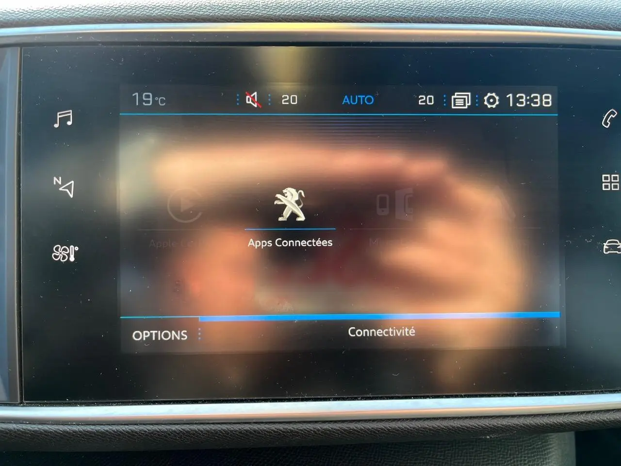 Écran tactile 9,7 pouces du Peugeot 308 SW GT Line 2019 affichant les apps connectées, avec reflet de mains.