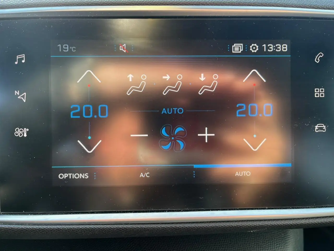 Écran tactile du système de climatisation bi-zone de la Peugeot 308 SW gris clair, affichant 20°C en mode automatique.