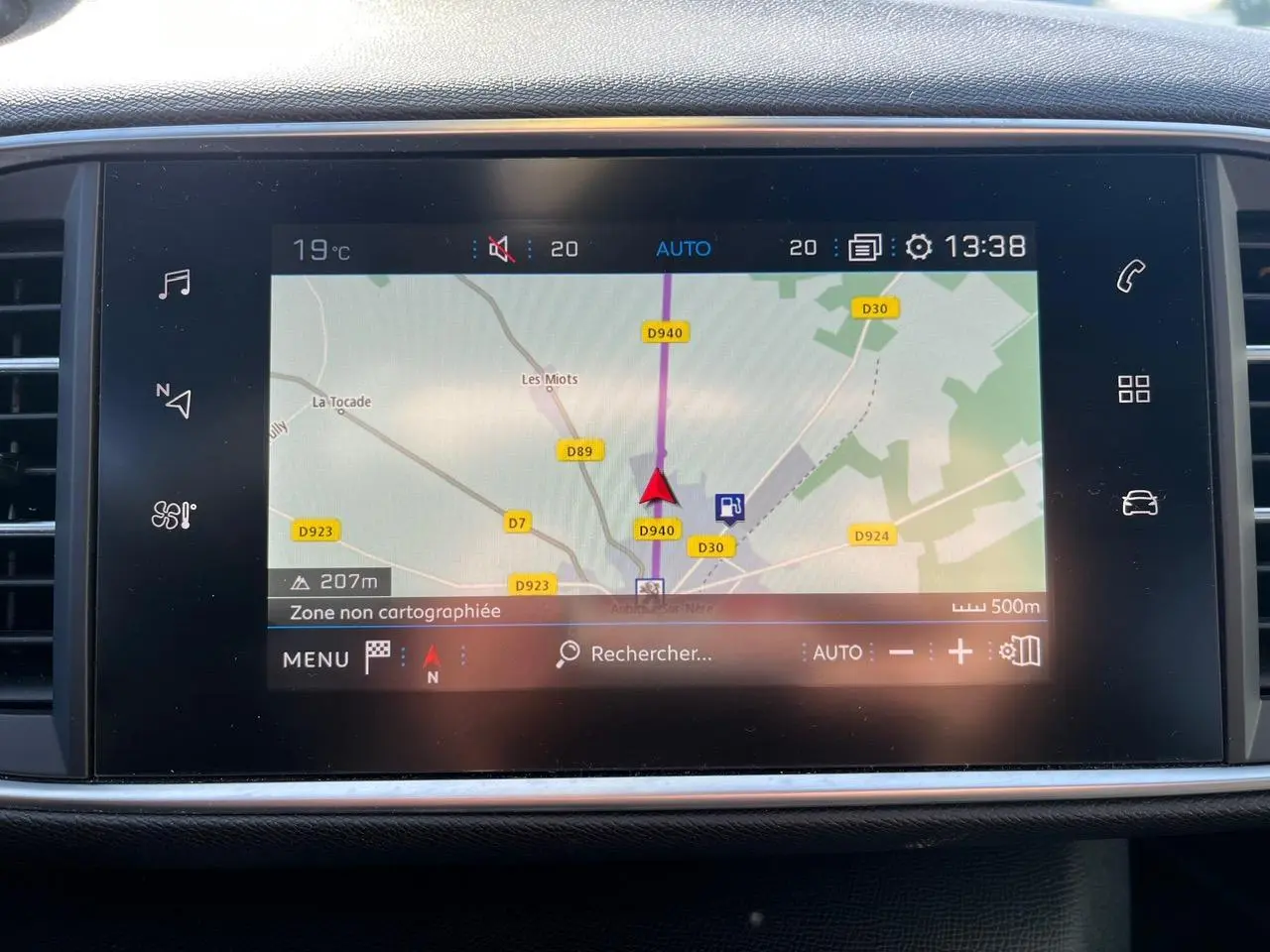 Écran tactile central du Peugeot 308 SW gris clair affichant la navigation GPS avec carte et indications de route.