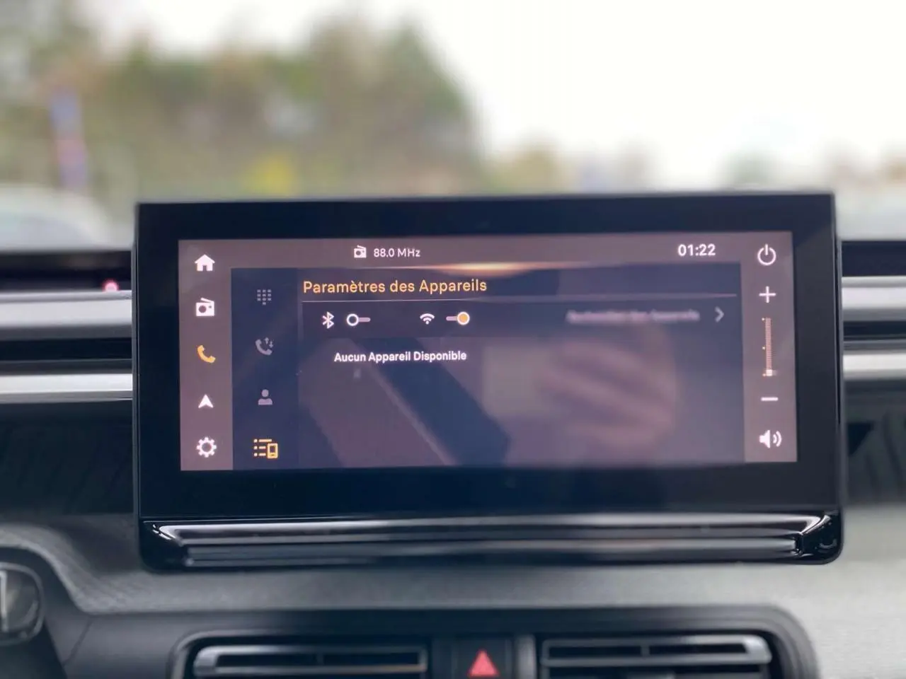 Écran tactile central affichant les paramètres Bluetooth et Wi-Fi dans l'habitacle du Citroën C3 Aircross hybride 2025.