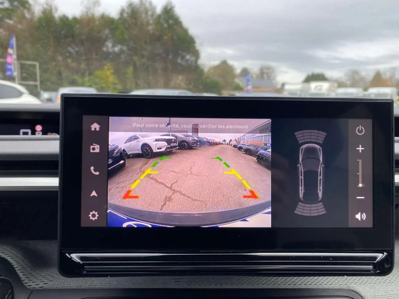 Écran tactile intérieur montrant la caméra de recul du Citroën C3 Aircross hybride 2025 avec guidage coloré.