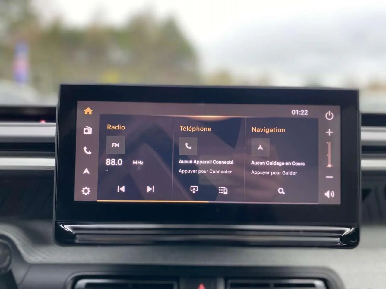 Écran tactile central de 10,25 pouces du Citroën C3 Aircross 2025 avec interface radio, téléphone et navigation.