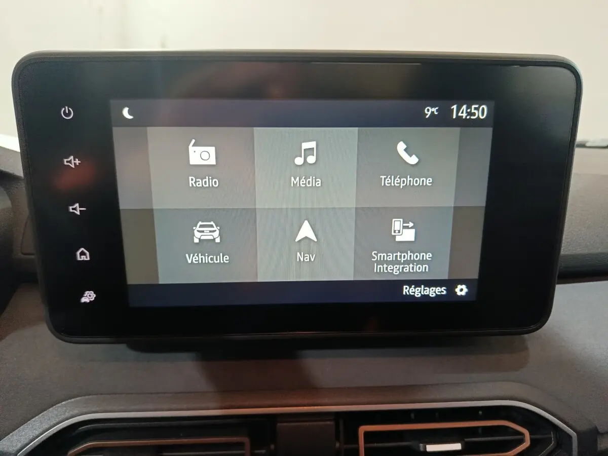 Écran tactile central de la Dacia Sandero Extreme+ TCe 110 2024 affichant les menus radio, média, téléphone et navigation.