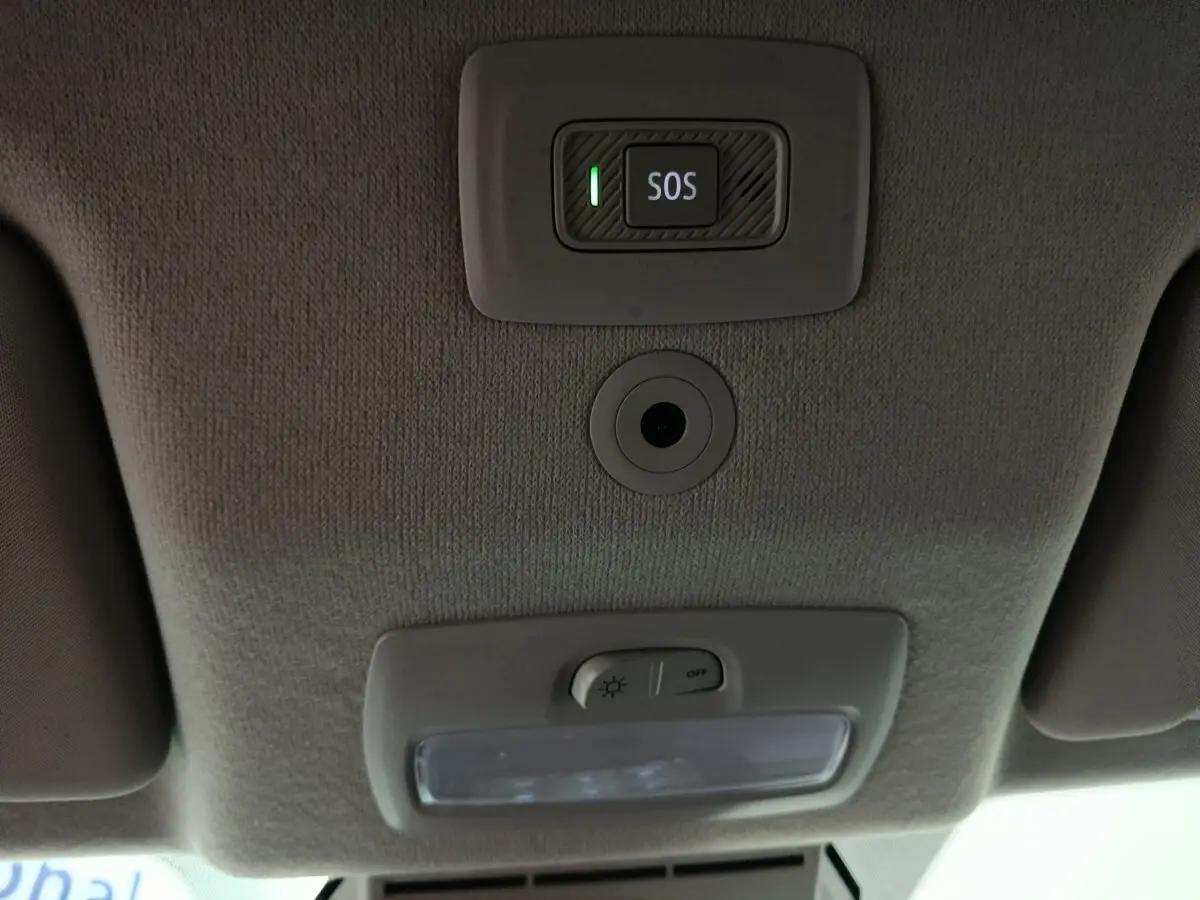 Détail intérieur du plafond avec bouton SOS et éclairage, Dacia Sandero Extreme+ TCe 110 2024 vert.