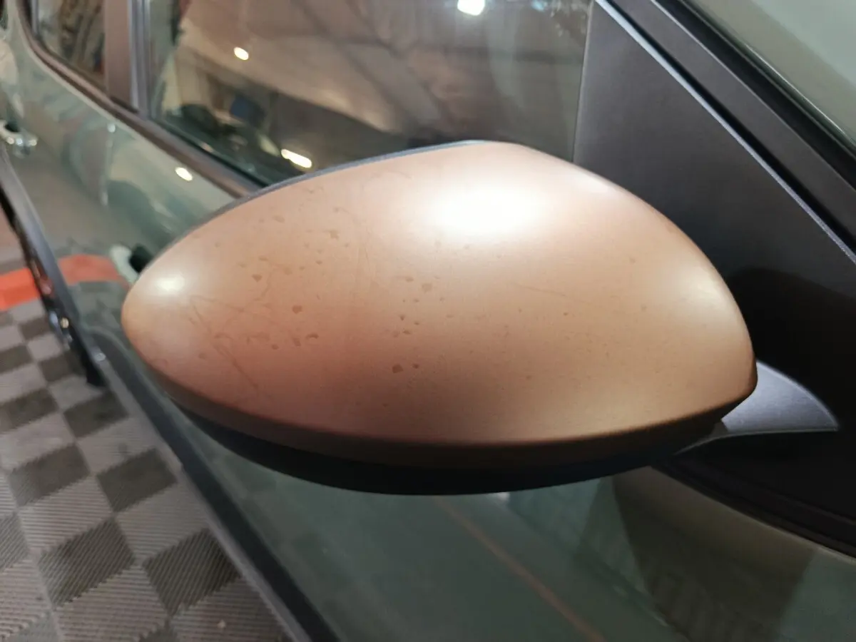 Rétroviseur côté conducteur vert mat de la Dacia Sandero Extreme+ TCe 110 2024, vue rapprochée en angle latéral.