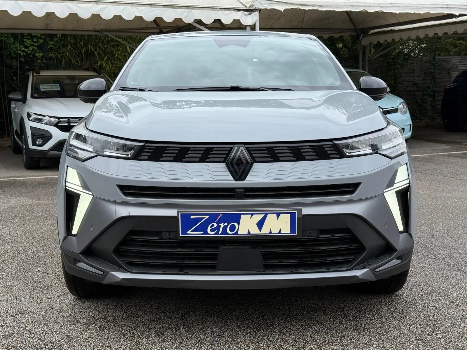 Vue avant d'une Renault Symbioz gris rafale avec éclairage LED en forme de "C" et calandre noire distinctive.