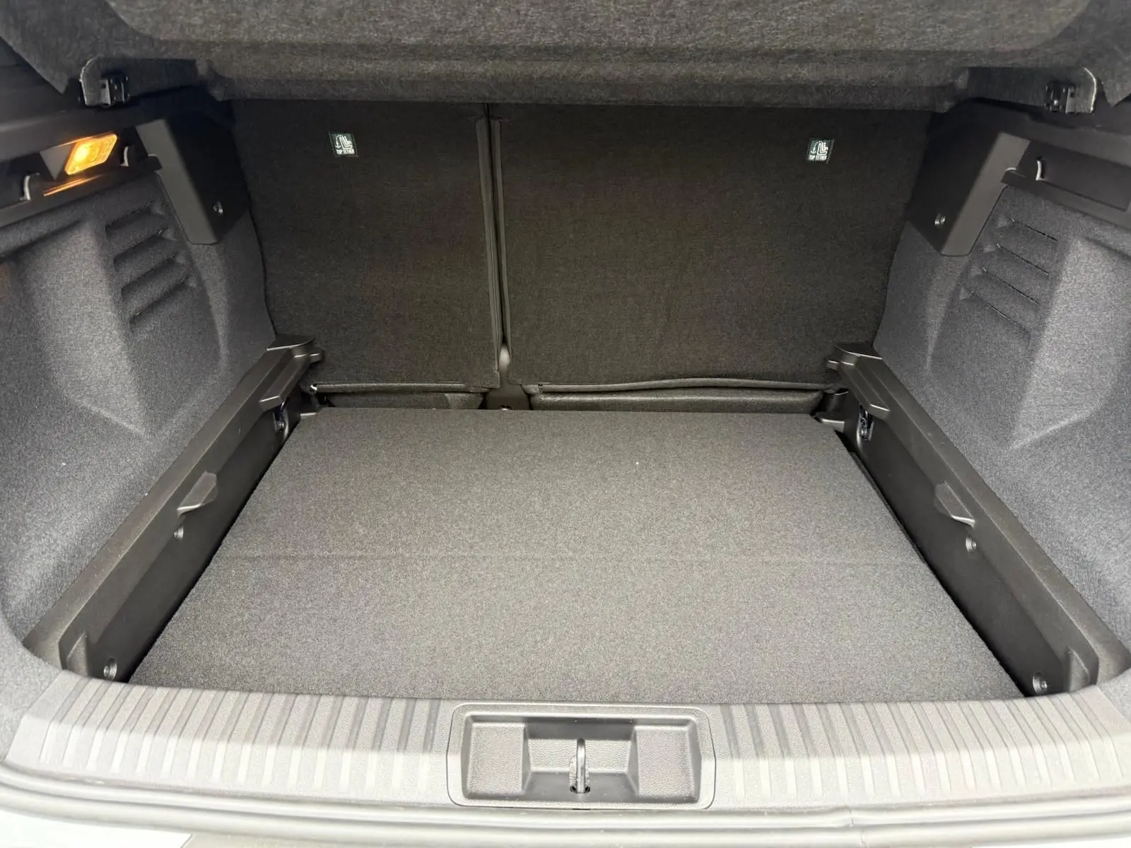 Coffre ouvert vu de l'arrière d'une Renault Symbioz gris Rafale, montrant un espace de rangement propre et spacieux.