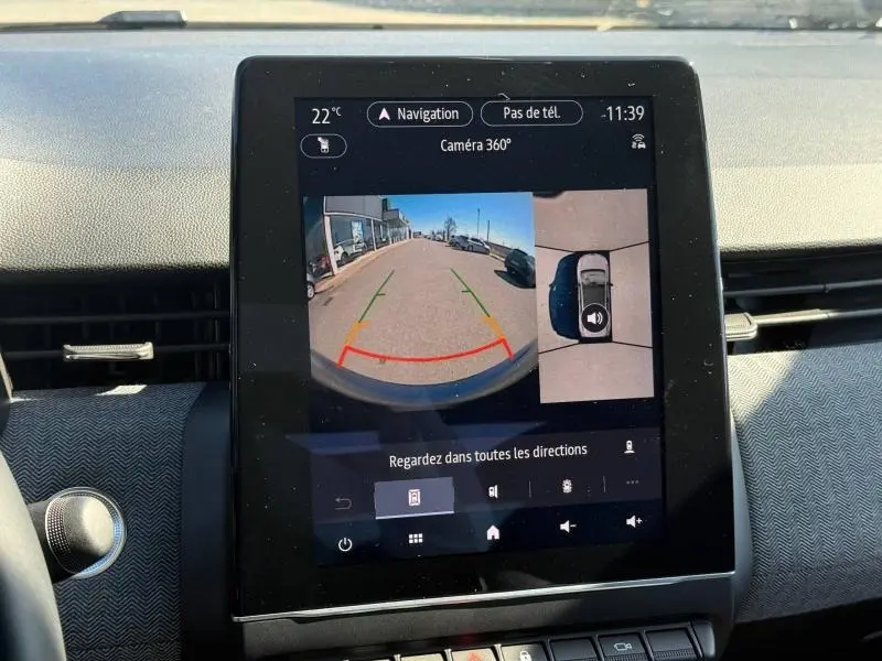 Écran central de la Renault Clio 2025 montrant la caméra 360° avec vue arrière et vue aérienne du véhicule Bleu Iron.