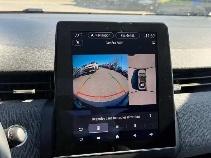 Écran tactile intérieur de Renault Clio 2025 montrant la caméra 360° avec vue arrière et vue aérienne du véhicule.