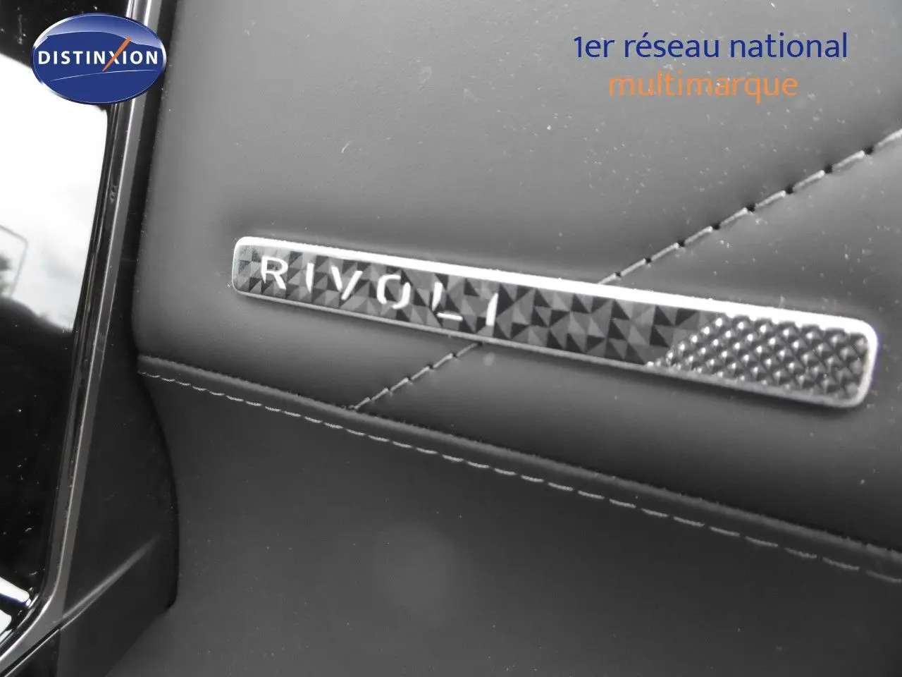 Détail de la plaque Rivoli sur la sellerie en cuir noir du DS7 Crossback hybride rechargeable 2021.