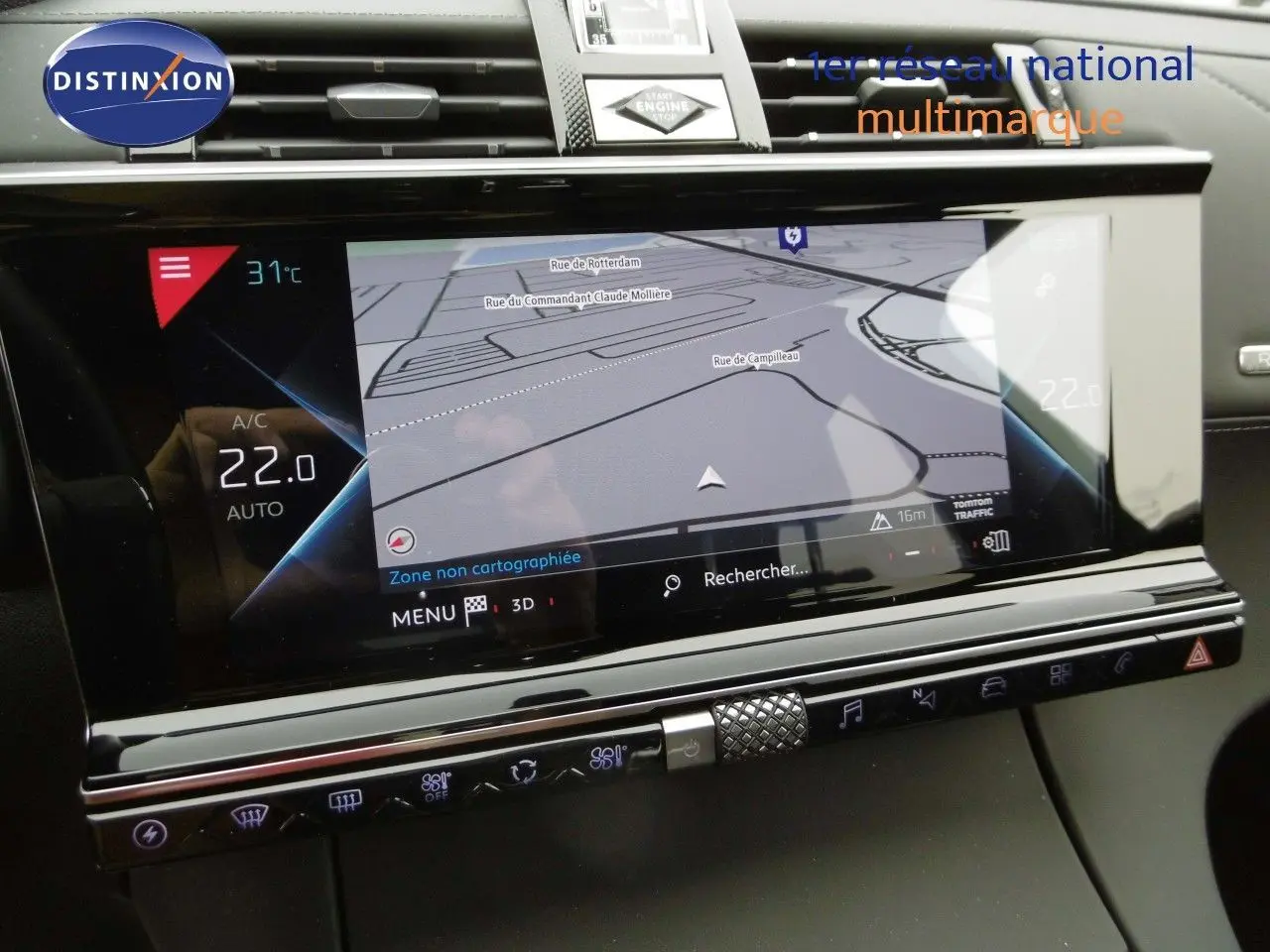 Écran tactile central du DS7 Crossback 2021 en finition Rivoli, affichant la navigation et commandes climatisation.