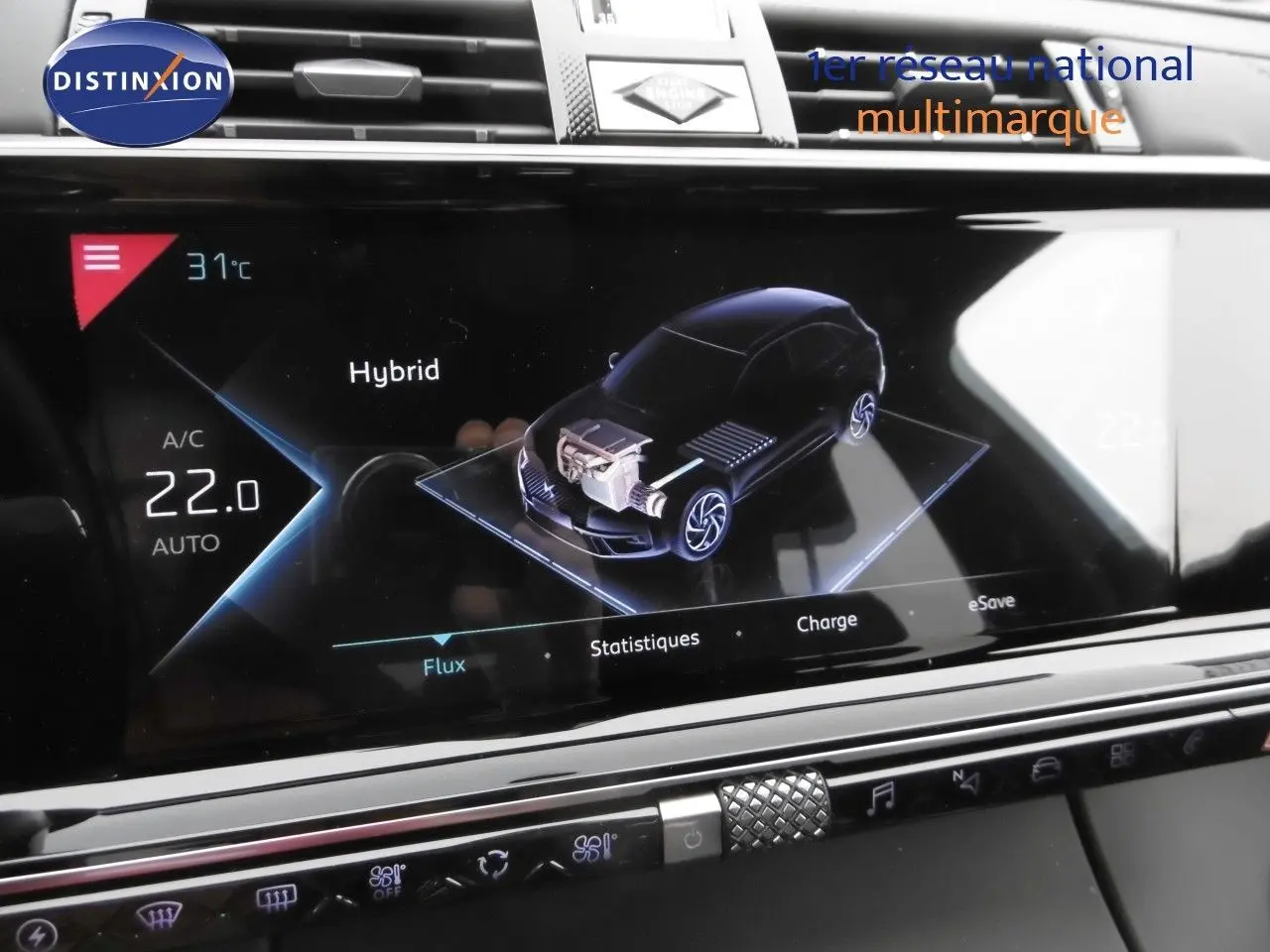 Écran tactile intérieur du DS7 Crossback 2021 montrant le système hybride et la gestion de charge.