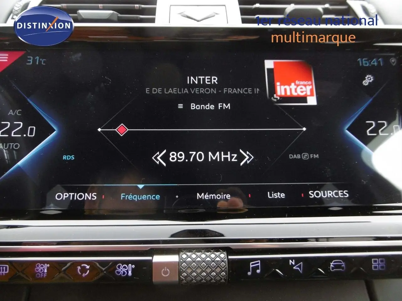 Écran tactile central du DS7 Crossback 2021 affichant la radio FM sur fond noir avec commandes chromées en dessous.