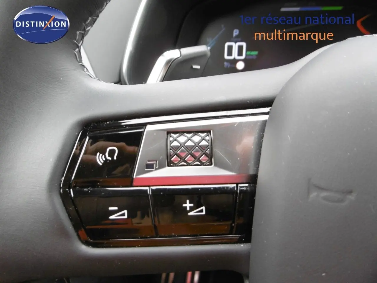 Gros plan sur les commandes de volume au volant du DS7 Crossback hybride rechargeable, finition cuir noir visible.