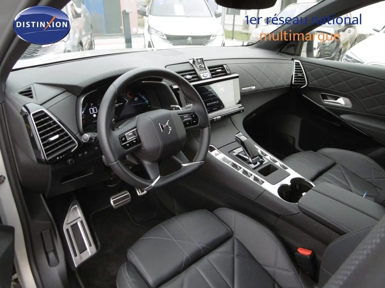 Vue intérieure côté conducteur du DS7 Crossback 2021, tableau de bord et sièges en cuir noir matelassé.