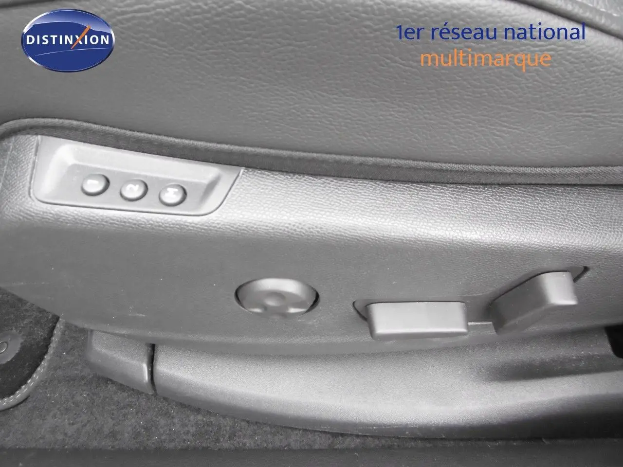 Réglages électriques du siège conducteur en cuir noir du DS7 Crossback hybride rechargeable 2021.