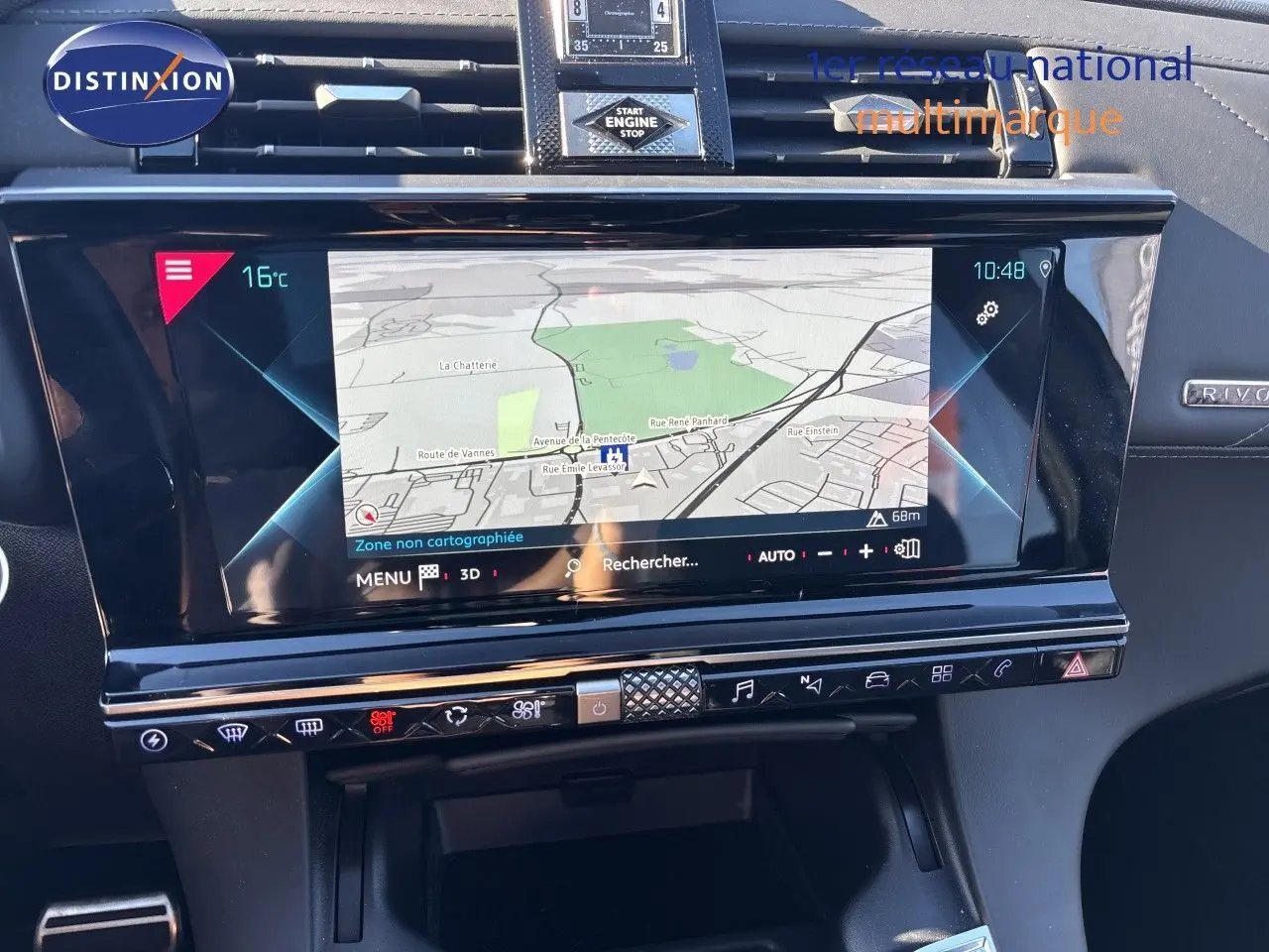 Vue rapprochée de l’écran tactile central du DS7 Crossback E-TENSE 2021, affichant la navigation GPS.