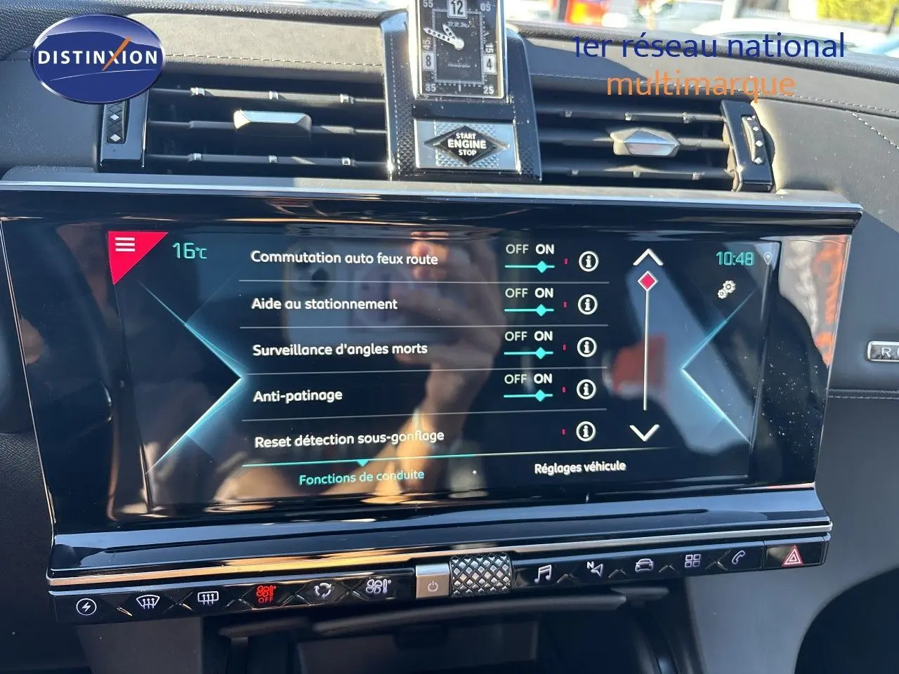 Écran tactile central du DS7 Crossback E-TENSE 2021 affichant les aides à la conduite, intérieur noir élégant.