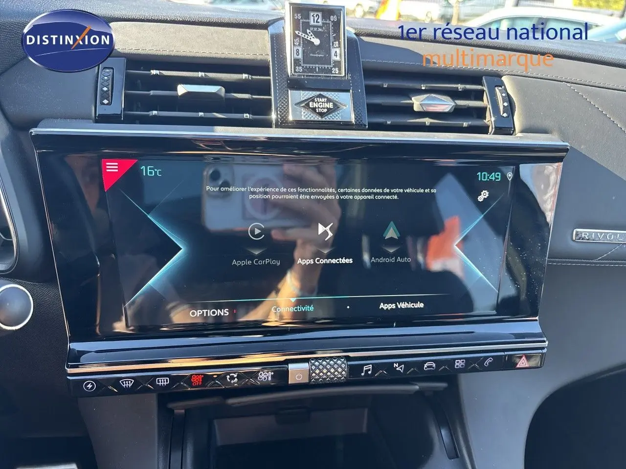 Vue rapprochée du tableau de bord du DS7 Crossback E-TENSE 2021, écran tactile et horloge analogique RIVOLI.