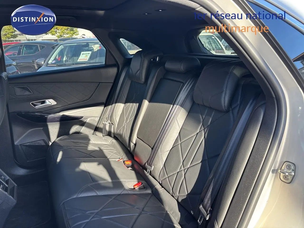 Vue intérieure côté droit sur la banquette arrière en cuir noir matelassé du DS7 Crossback E-TENSE 2021.
