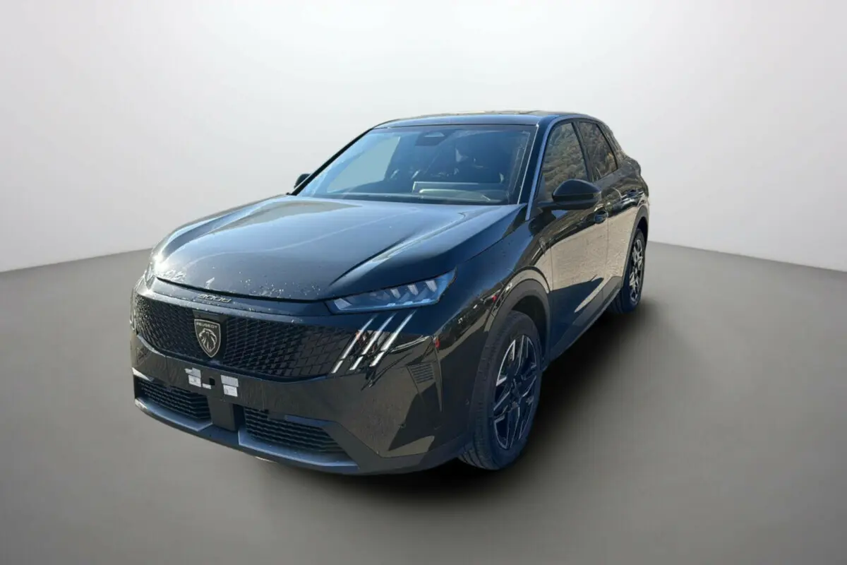 Peugeot 3008 New Hybrid 2025 noir perla nera, vue 3/4 avant droit avec calandre noire et phares LED distinctifs.