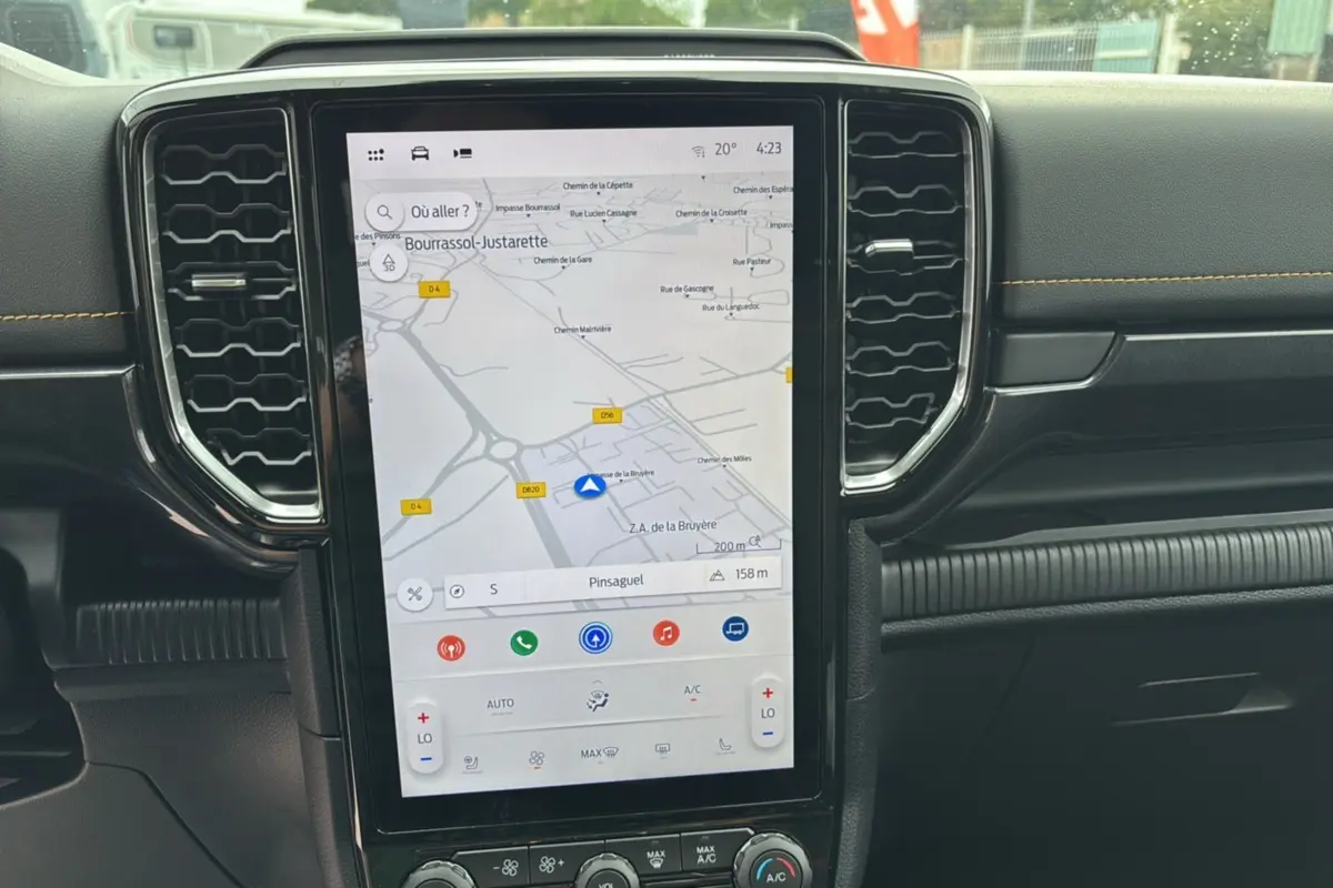 Écran tactile vertical du système de navigation du Ford Ranger Wildtrak Plus 2025, intérieur noir avec surpiqûres orange.