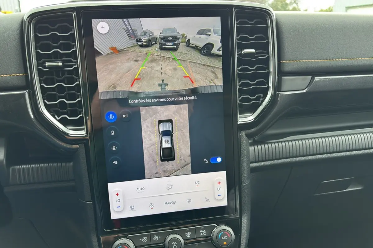 Écran central tactile du Ford Ranger 2025 Wildtrak Plus noir agate montrant la caméra de recul et l'affichage 360° intérieur.