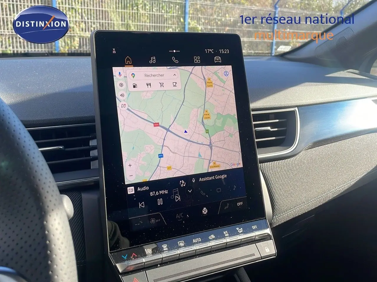 Vue intérieure du tableau de bord du Renault Captur E-Tech Hybrid 2025 avec écran tactile central affichant une carte GPS.