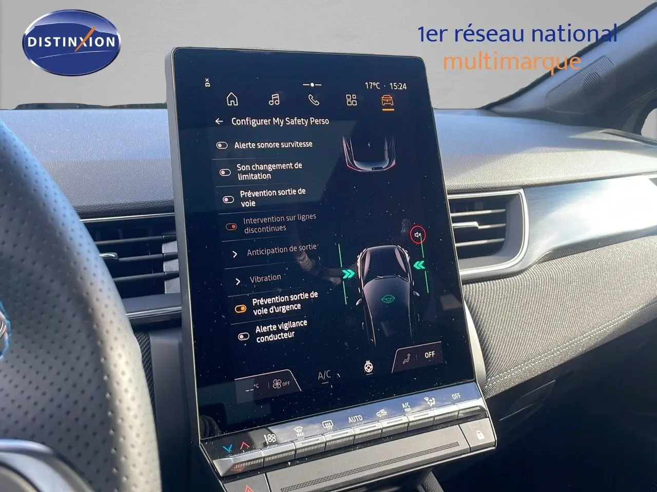 Vue intérieure du tableau de bord du Renault Captur E-Tech gris rafale, avec écran tactile central affichant les aides à la conduite.