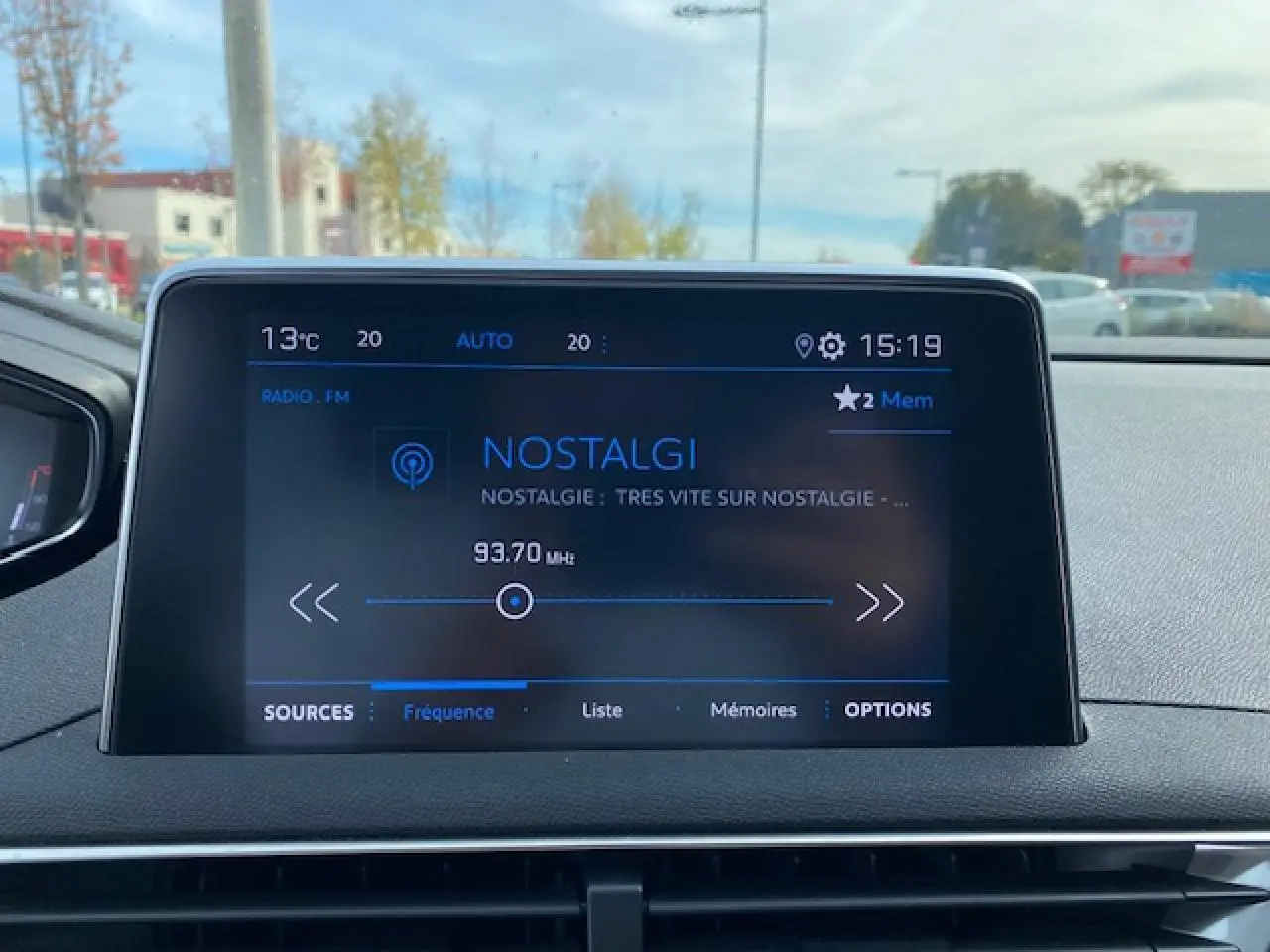 Écran tactile central du Peugeot 3008 2021 affichant la radio Nostalgie à 93,7 MHz avec tableau de bord en arrière-plan