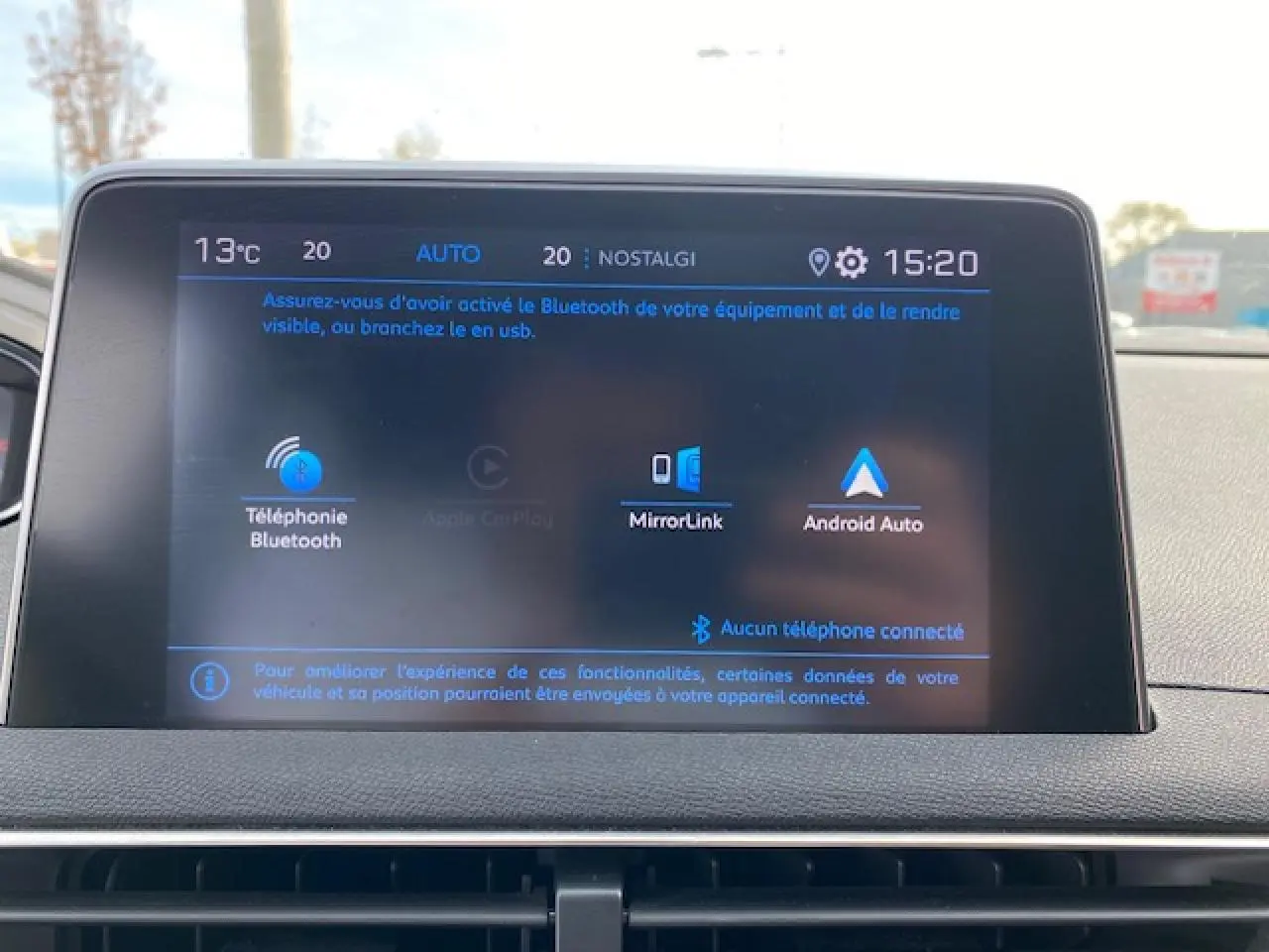 Peugeot 3008 gris platinium vue 3/4 avant droit avec toit ouvrant panoramique et jantes alliage 18 pouces.