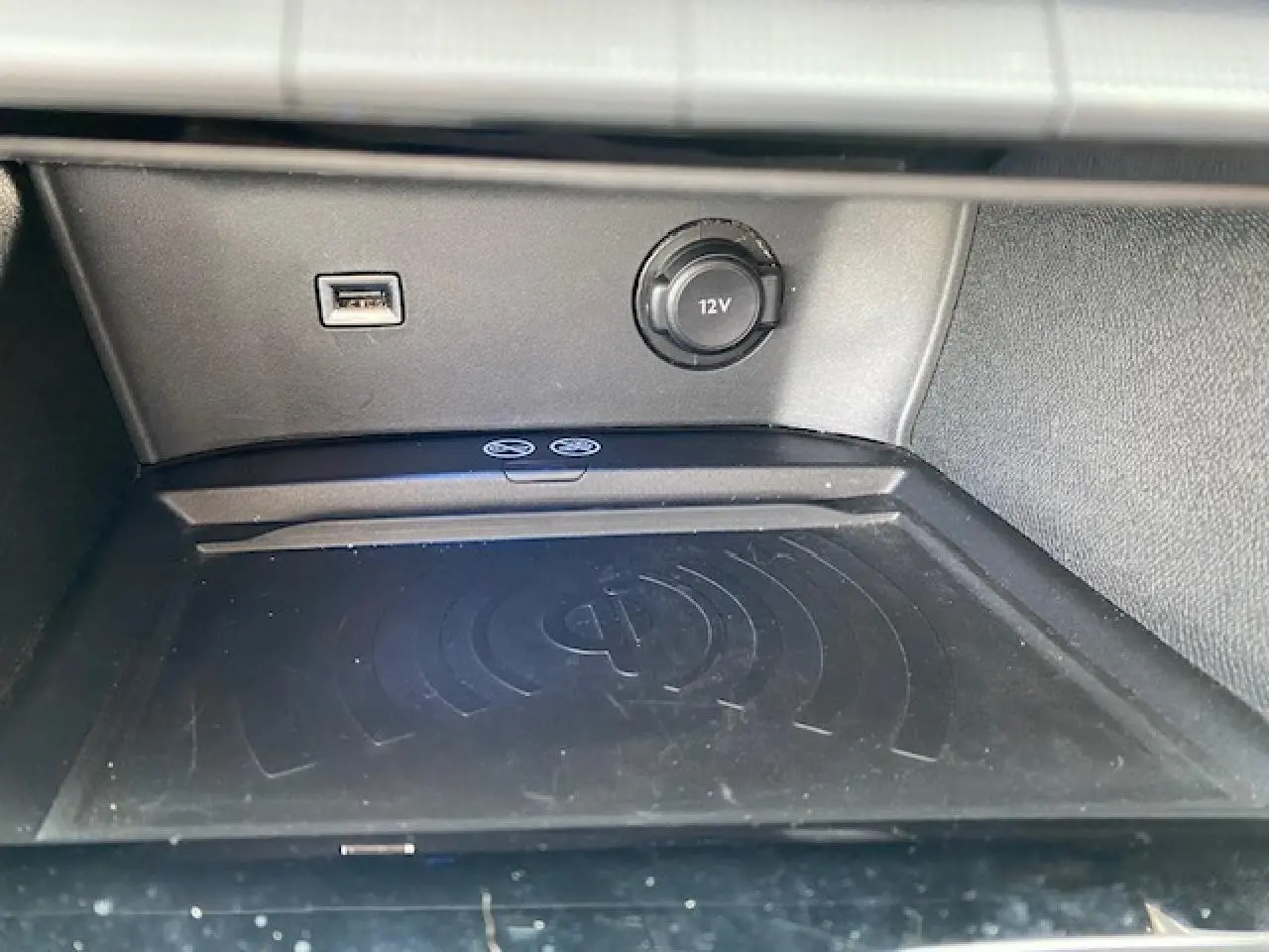 Plateau de recharge smartphone par induction avec prise 12V et port USB dans le coffre du Peugeot 3008 gris platinium