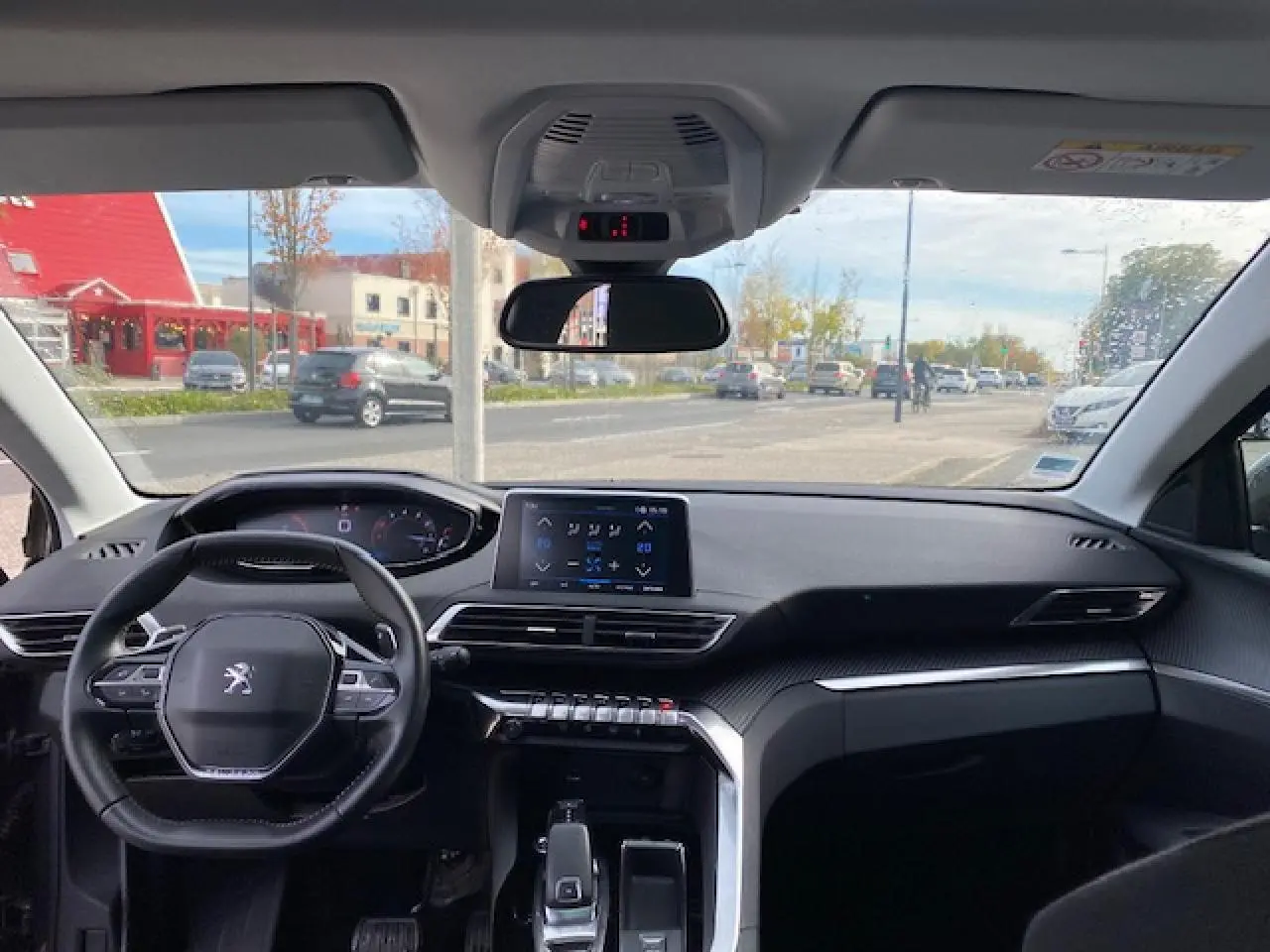 Vue intérieure avant du Peugeot 3008 2021 avec tableau de bord moderne et écran tactile central visible.