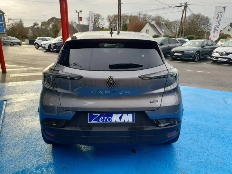 Vue arrière d'un Renault Captur 2025 gris Cassiopée avec feux LED et lunette arrière surteintée.