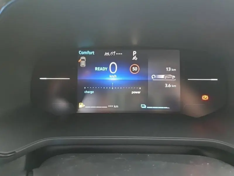 Affichage numérique du tableau de bord du Renault Captur 2025 en mode Comfort, indiquant 0 km/h et assistance active.