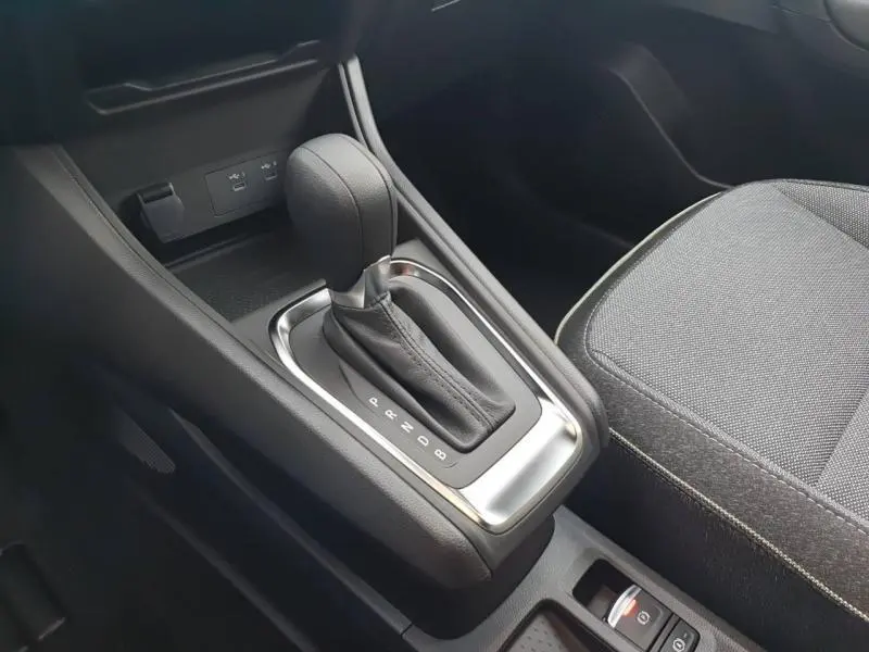 Gros plan sur la console centrale et levier de vitesse automatique du Renault Captur gris Cassiopée, intérieur tissu gris.