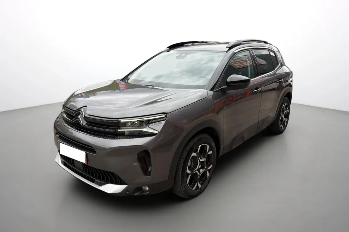 Citroën C5 Aircross Hybrid gris platinium en 3/4 avant droit avec barres de toit et jantes alu 18 pouces.