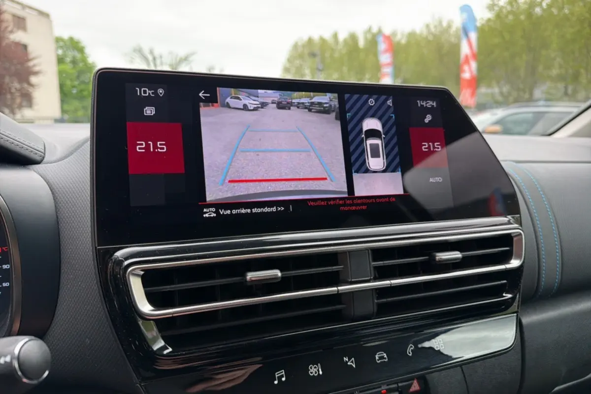 Vue rapprochée de l’écran tactile central du tableau de bord du Citroën C5 Aircross Hybrid gris platinium, affichant la caméra de recul.