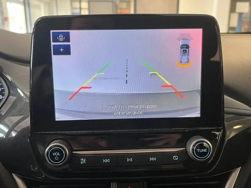 Écran tactile central affichant la caméra de recul avec guidage coloré dans une Ford Puma gris Solar 2021.
