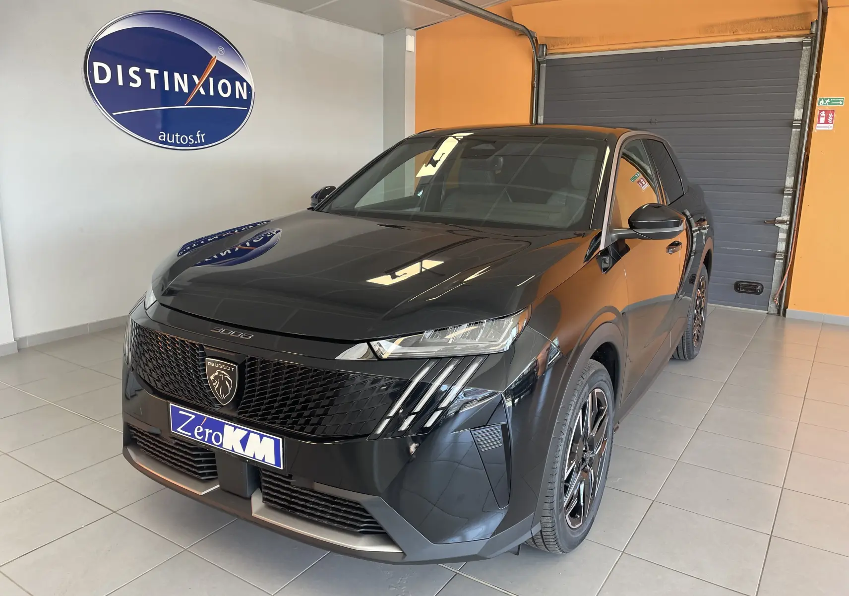 Peugeot 3008 noir en 3/4 avant droit dans un showroom avec jantes alliage et calandre distinctive.