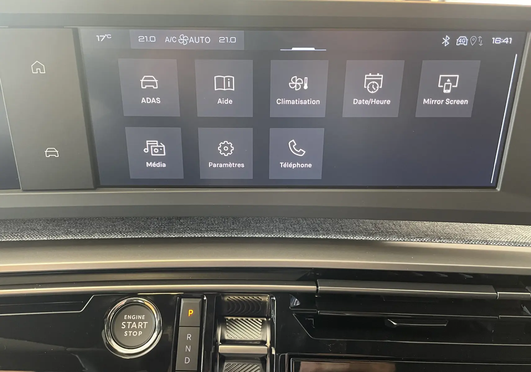 Écran tactile central et console avec bouton start/stop du Peugeot 3008 noir, vue intérieure avant détaillée.