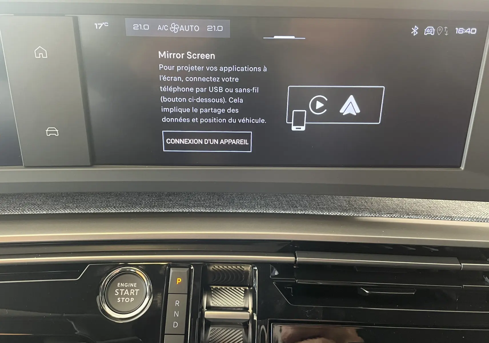 Écran tactile central du Peugeot 3008 noir 2025 montrant la fonction Mirror Screen et bouton start/stop sur console noire brillante