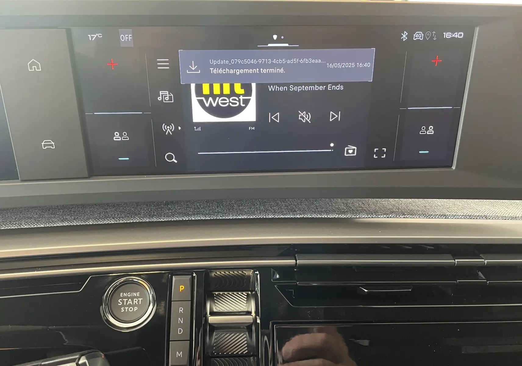 Tableau de bord du Peugeot 3008 noir 2025, vue centrée sur l'écran tactile HD et commandes de boîte auto.