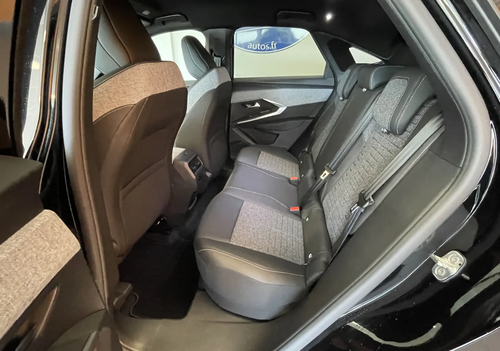 Vue côté gauche arrière sur l’intérieur arrière noir et gris du Peugeot 3008 NV HYBRID 136 E-DCS6 Allure 2025.