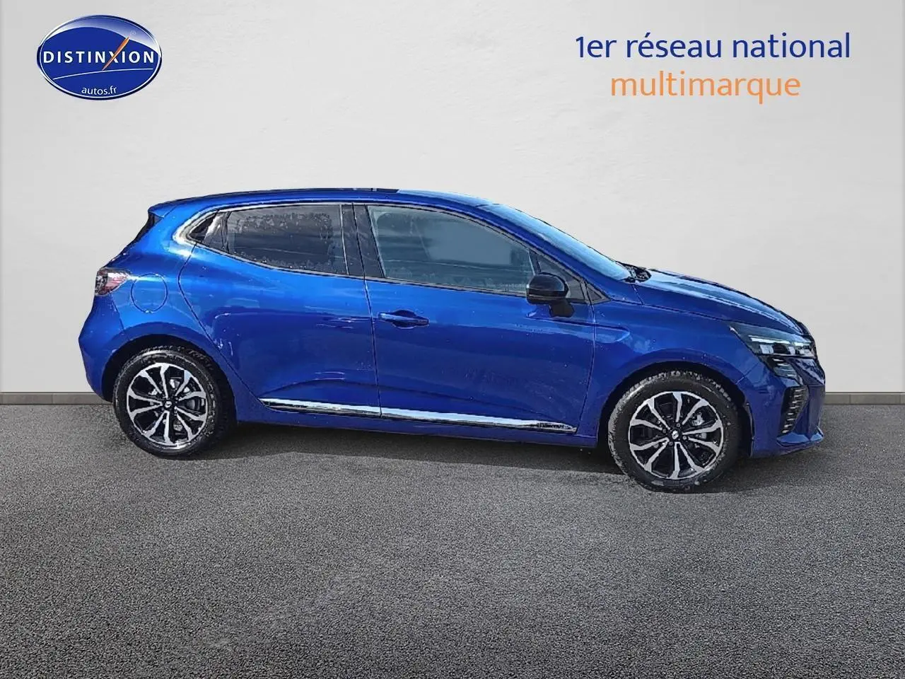 Profil droit de la Renault Clio V 1.6 e-tech 145 techno bleu iron avec jantes alliage et calandre chromée