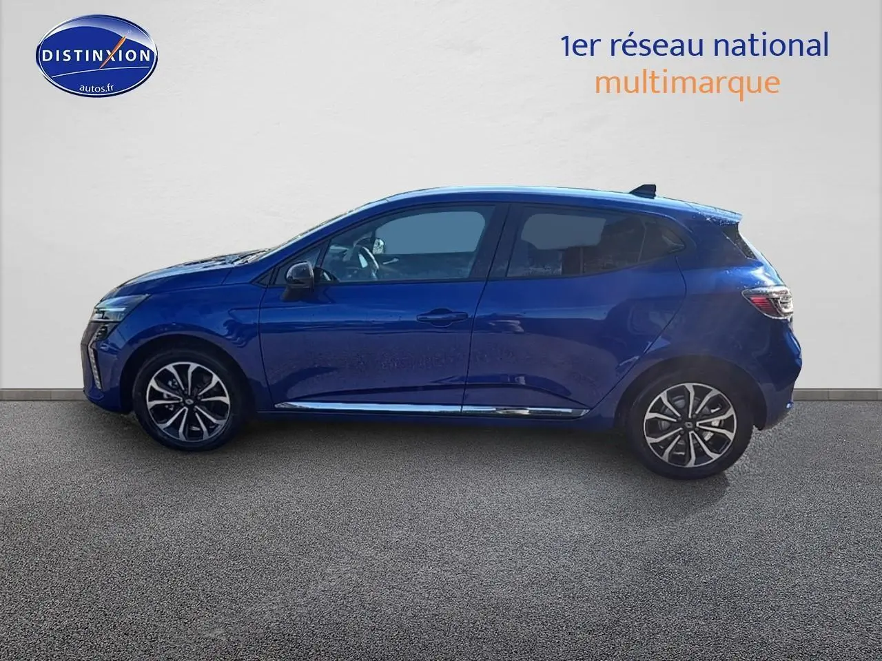 Profil droit d'une Renault Clio V 1.6 e-tech 145 techno bleu iron avec jantes alliage et vitres surteintées.