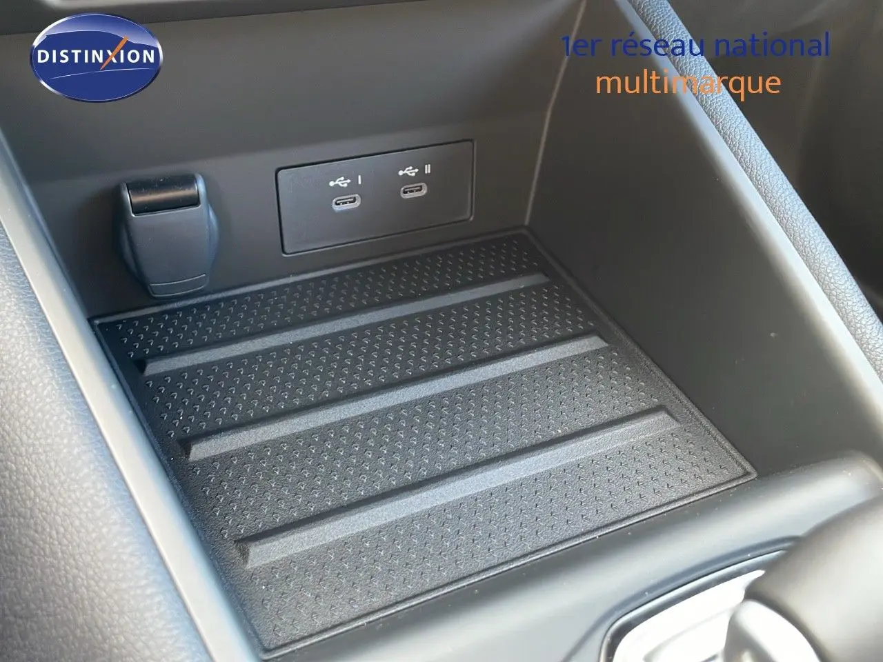 Gros plan sur la console centrale noire du Renault Captur E-Tech Hybrid 2025 avec ports USB-C doubles visibles.