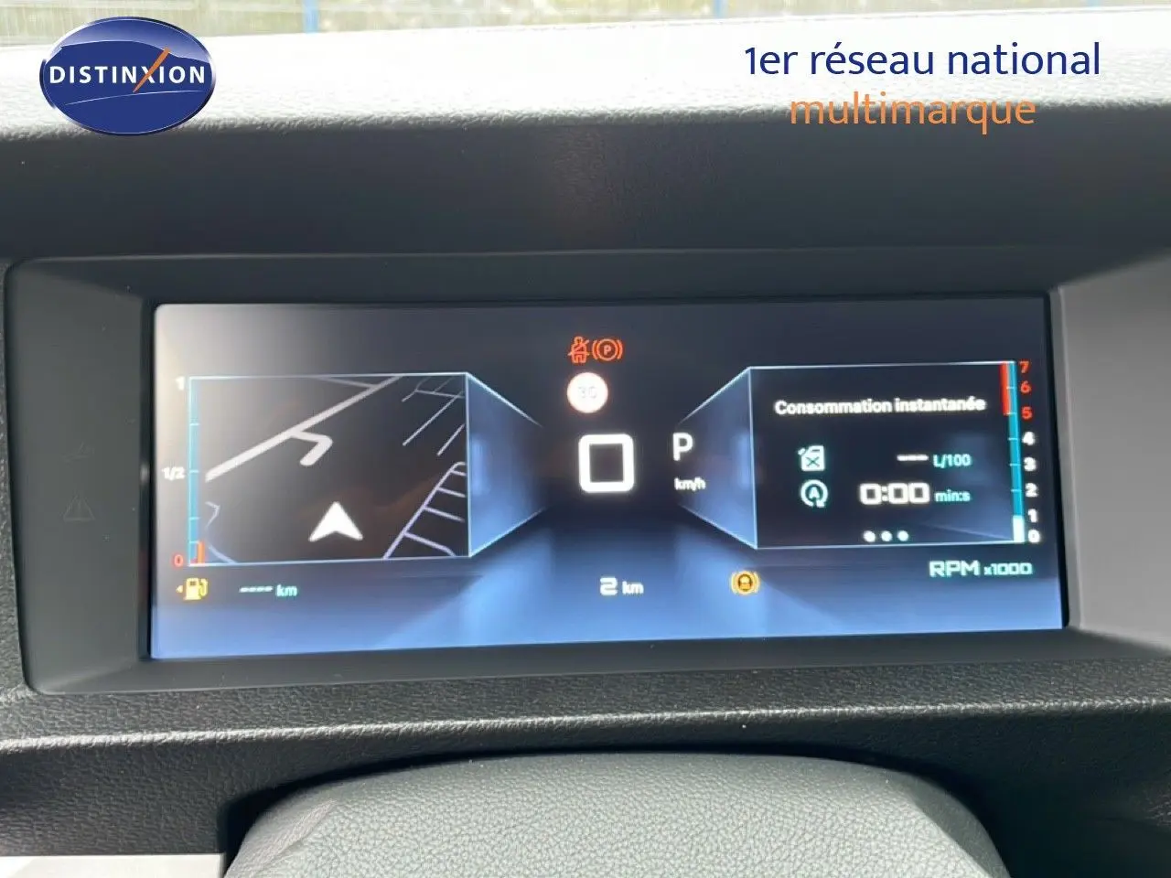 Écran numérique du tableau de bord du Citroën Jumpy gris, affichant navigation et consommation instantanée.